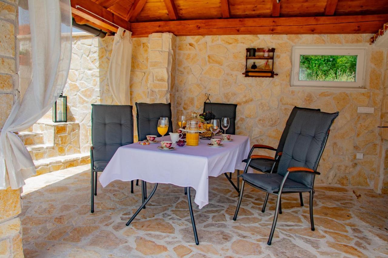 Mara Villa Drnis