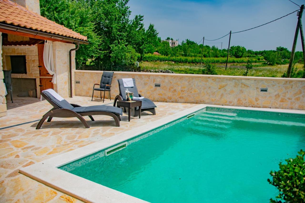 Mara Villa Drnis