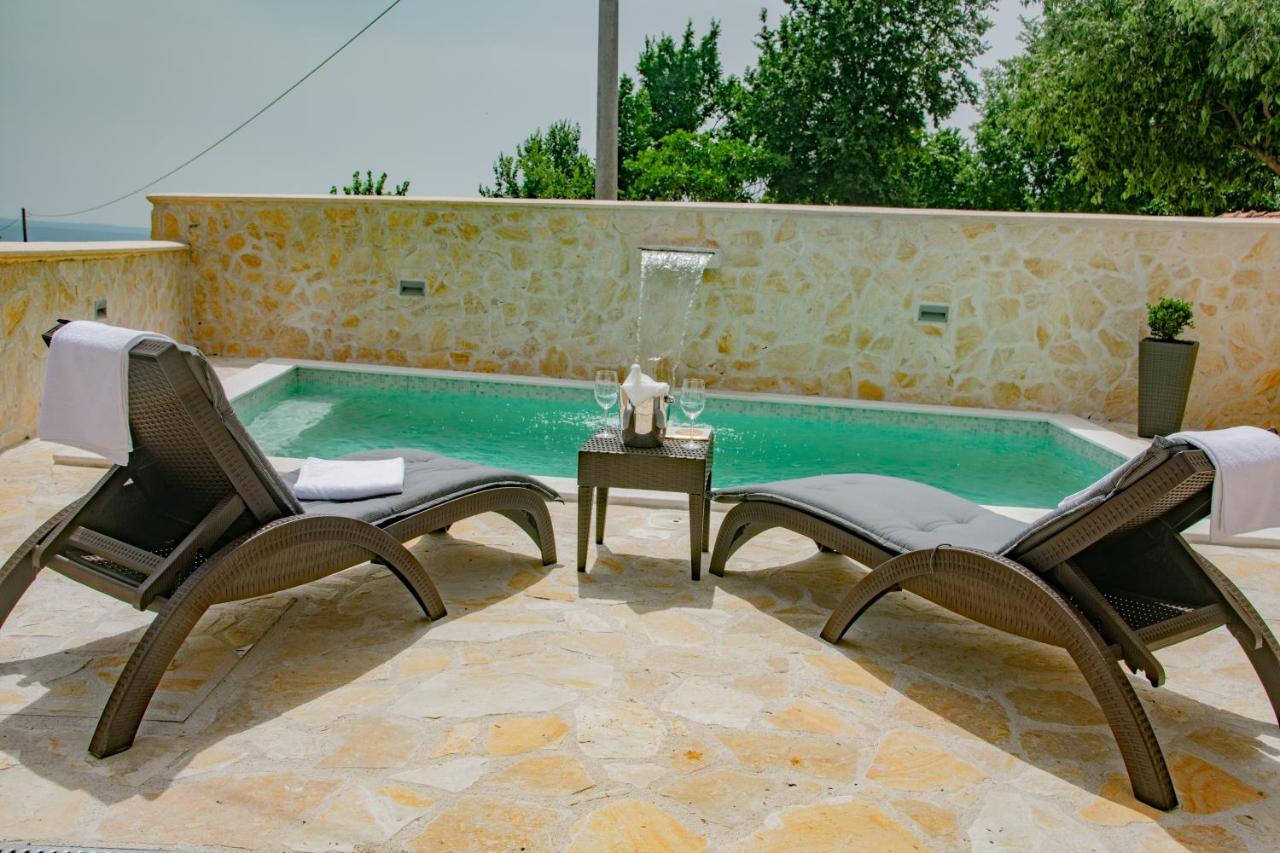 Mara Villa *